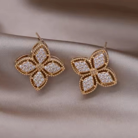 Venetian Princess Gold Leaf Elegant Gold Floral Earrings - Picture 1 of 5